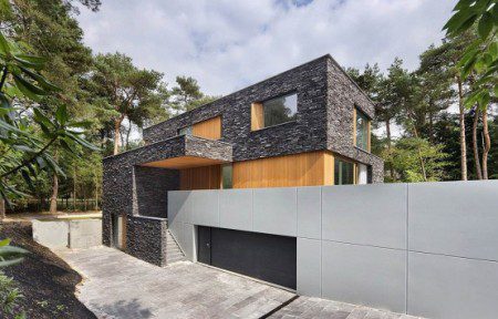 Современный лесной дом с камня от Zecc Architecten