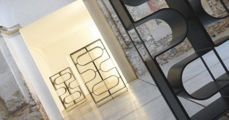 chernyj-knizhnyj-shkaf-kotoryj-napominaet-dnk-cheloveka-ot-linfa-design-4 chernyj-knizhnyj-shkaf-kotoryj-napominaet-dnk-cheloveka-ot-linfa-design-4