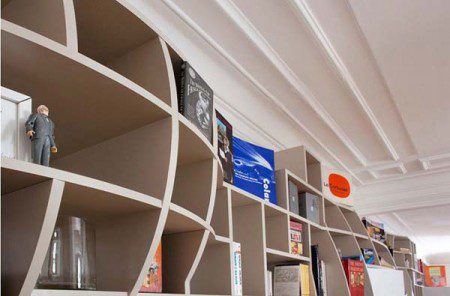 Забавная стенка для хранения книг