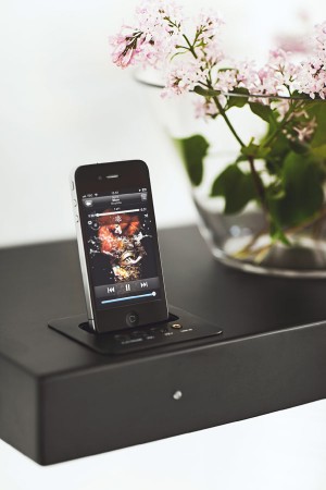Минималистская полка со встроенной док-станцией для iPhone'и iPod