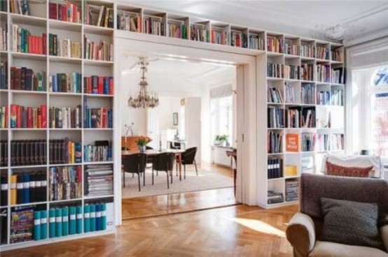 Встраиваемые книжные полки: 14 фото-идей для экономии места